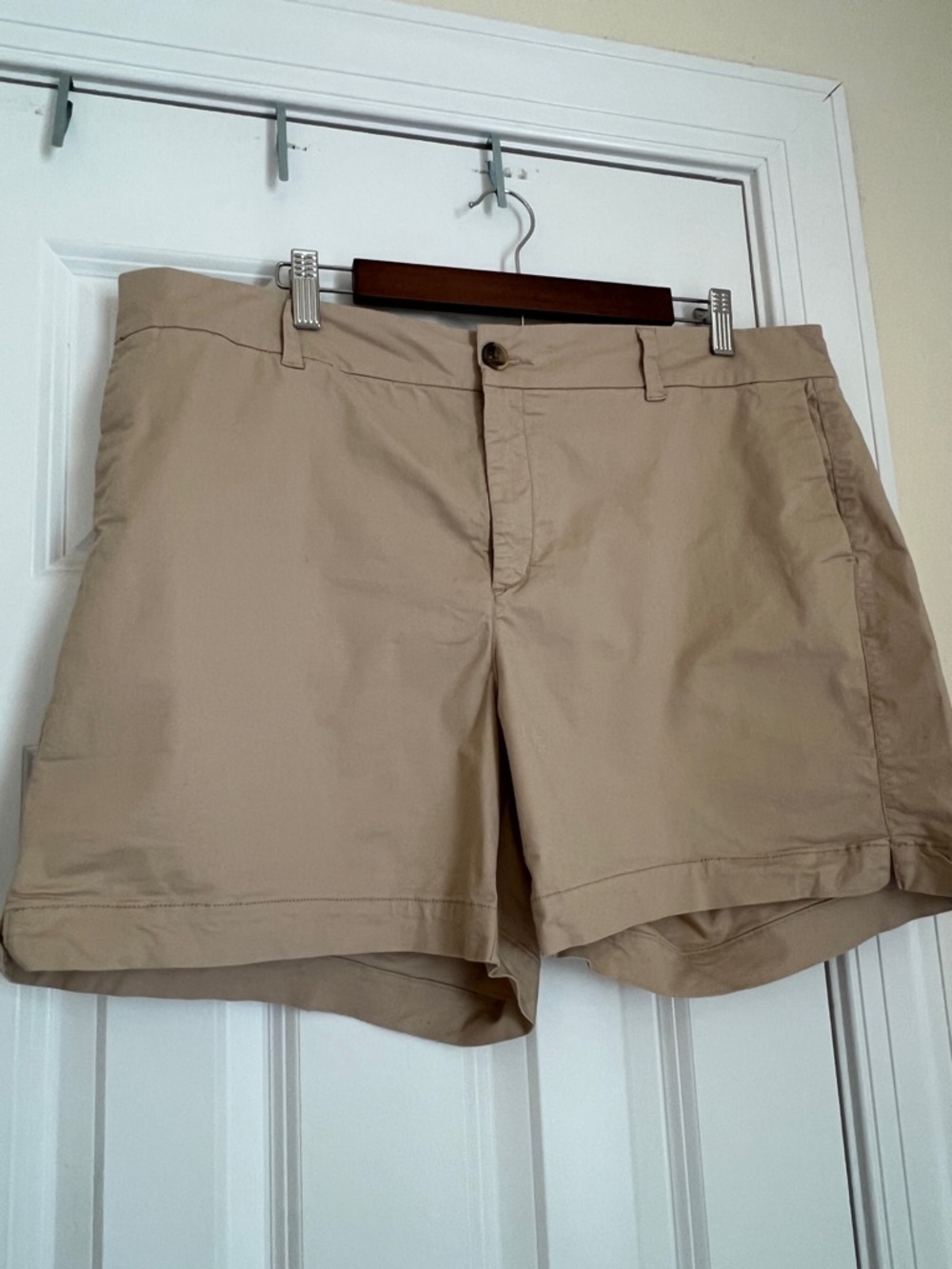Old Navy Women’s Beige Everyday Chino Shorts-Size16